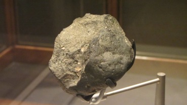 Olduvai_stone_chopping_tool_at_British_Museum